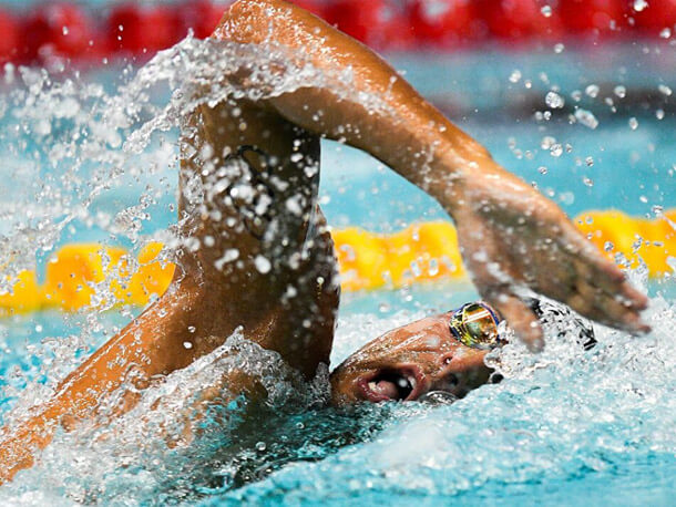 Кролем 50 метров мужчины. Плавание. Водные виды спорта. Водные виды спорта в бассейне.